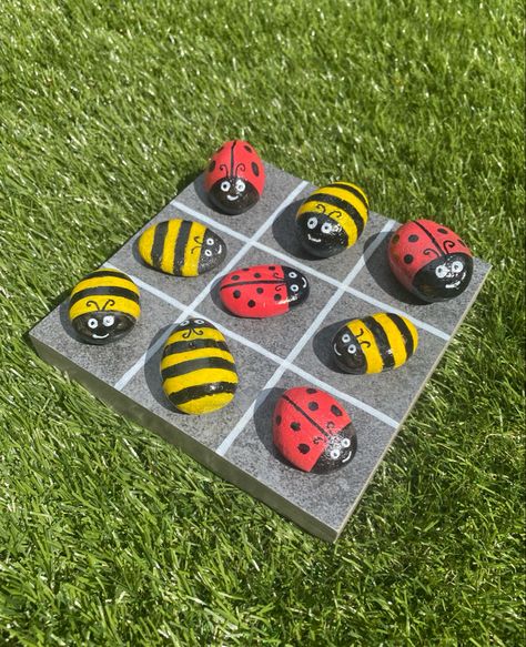 Made with pebbles and porcelain tile. Play like naughts and crosses Naughts And Crosses, Bee Games, Sensory Crafts, Lego Art, Billiard Balls, Billiard Table, Porcelain Tile, Rock Painting, Painted Rocks