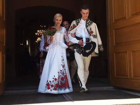 Polish Wedding Traditions, Polish Traditional Costume, Andreas Wellinger, Ukrainian Wedding, Polish Clothing, Polish Wedding, Folk Wedding, Polish Traditions, Pagan Wedding