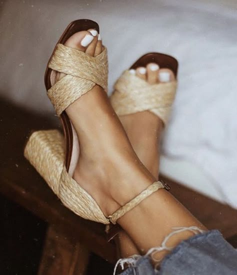 woven heels #style Straw Sandals, Hak Tinggi, Graduation Dresses, Olivia Palermo, Shoe Closet, If The Shoe Fits, Crazy Shoes, Shoe Fits, Shoe Obsession