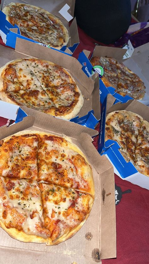 Fast Food Pics, Fast Food Snap, Pizza Party With Friends, Night Food Snap, Food Snaps Night, Food Asthetic Picture, Pizza Snap, Introvert Aesthetic, Cigratte Wallpaper