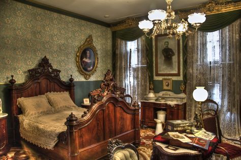 Victorian Bedrooms, Vintage Rooms, Victorian Interior Design, Breakfast Rooms, Antique Bed, Aesthetic Interior Design, Bedroom Victorian, Victorian Home Interior, Victorian Home Decor