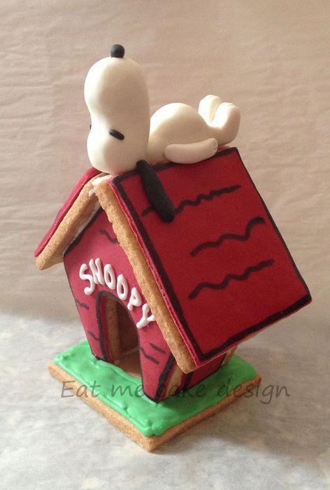 Snoopy dog house cinnamon Snoopy Cake, Cool Gingerbread Houses, Snoopy Dog House, Snoopy Dog, Gingerbread House Designs, Gingerbread Party, Gingerbread House Cookies, Holiday Pies, Homemade Birthday Cakes