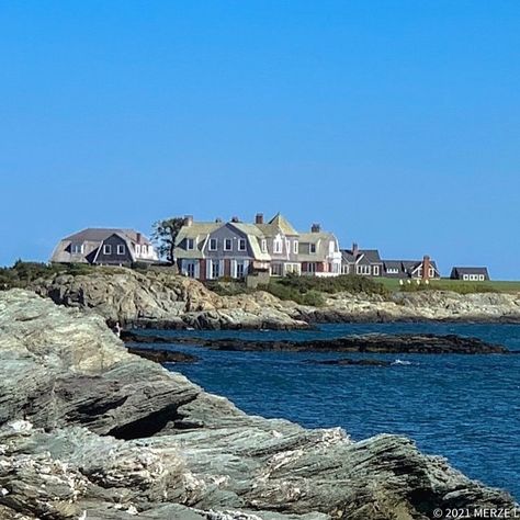 ⚜️Merze Lifestyle⚜️🌸👩‍🍳📸☕️⚓️ on Instagram: “Beautiful Day to take in the views along Ocean Drive, Newport, RI. For me, going to the shoreline here in New England in the fall is the…” Newport Rhode Island Fall, Newport Rhode Island In The Fall, Ocean Drive Newport Ri, Newport Rhode Island Houses, Ocean House Rhode Island, Providence Rhode Island, Ocean Drive, Newport Ri, Scenic Views