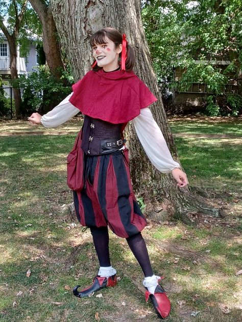 Jester Historical, Jester Outfit Medieval, Ren Faire Jester Costume, Ren Fair Jester, Jesters Outfit, Medieval Jester Costume, Jester Inspired Outfit, Jester Ren Faire, Jester Poses