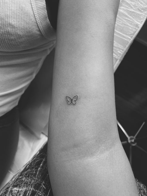 Minimalist Tattoo With Friends, Cute Dainty Tattoo Ideas, Tiny Tattoos White Ink, Aestic Tattoo Ideas, Tiny Back Of Arm Tattoo, Small Butterfly Tattoo Simple, Tiny Capricorn Tattoo, Trendy Small Tattoos, Simple Small Hand Tattoos