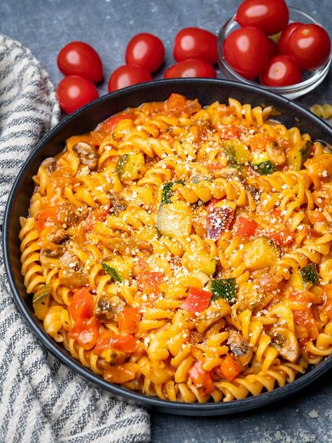 one-pot veggie pasta with tomatoes Vegan Sausage Pasta Recipes, Pasta And Veggies Recipes Dinners, Pasta And Vegetable Recipes, Italian Sausage Gnocchi Soup, Italian Sausage Gnocchi, Sausage Gnocchi Soup, Easy Veggie Pasta, Daniel Fasting, Mushroom Zucchini