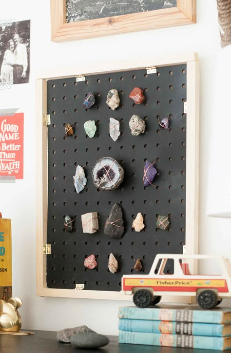 Here's an easy way to display a rock collection (or other small items) using pegboard. This DIY rock collection display is another clever idea from Joni Lay of Lay Baby Lay. || @laybabylay Diy Nature Decor, Science Bedroom, Collection Display Ideas, Rock Collection Display, Lay Baby Lay, Rock Display, Collection Displays, Diy Display, Collection Display