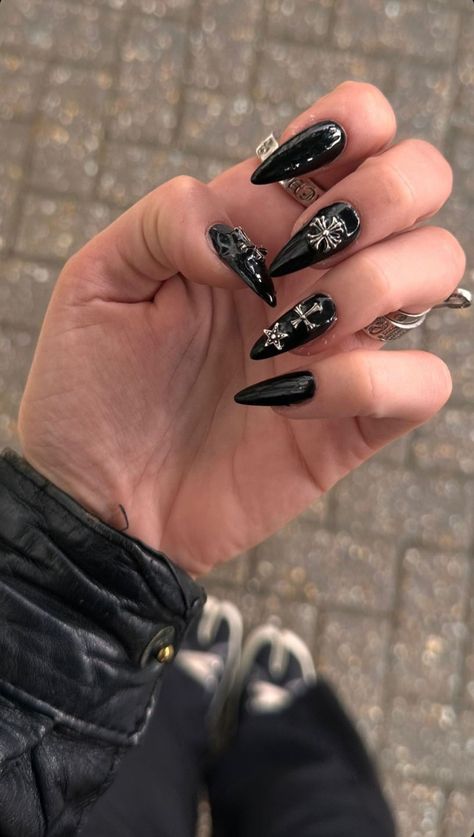 Black And Silver Nails Ideas, God Of Ruin, Peony Aesthetic, Winter Nail Art Designs, Nail Academy, Asian Nails, Street Outfits, Punk Nails, Gothic Nails