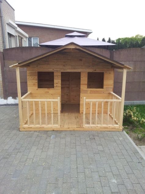 Playhouse Pallets, Pallets Playhouse, Outdoor Playhouse Ideas, Outside Playhouse, Pallet Playhouse, Website Pictures, Playhouse Plans, Diy Playhouse, Build A Playhouse