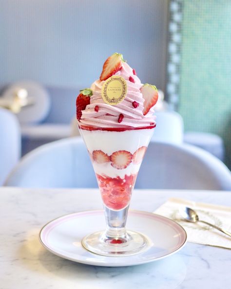 LADUREE Kyoto Shijo/Best-Seller Parfait With Two Kinds Of Cream & Many Strawberries! Strawberry Parfait, Parfait Desserts, Whip Cream, Japanese Dessert, Tasty Baking, Ice Cream Sundae, Recipes From Heaven, Pampered Chef, Ice Cream Cake