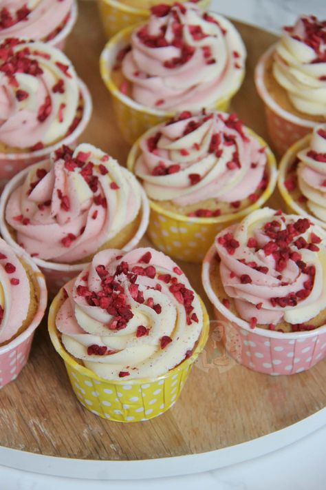 Lemon and Raspberry Cupcakes! Bakewell Cake, Lemon And Raspberry, Janes Patisserie, Recipe Salmon, Raspberry Cupcakes, Raspberry Buttercream, Chocolate And Caramel, Dried Raspberries, Salty Cake