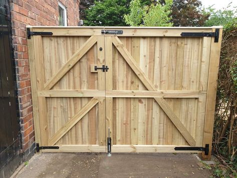 Wooden Gate Plans, Diy Driveway Gate, Driveway Gate Diy, Building A Wooden Gate, Wood Gates Driveway, Building A Gate, Driveway Fence, Wood Fence Gates, Diy Driveway