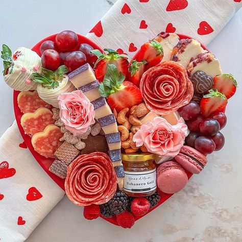 Love Charcuterie Board, Valentines Treat Ideas, Heart Charcuterie Board, Valentine Charcuterie, Galentines Ideas, Grazing Food, Dessert Boards, Valentines Party Decor, Cheese Plates