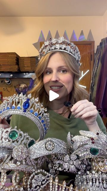 Crowns by Melissa Loschy on Instagram: "If you’ve ever wanted to try and craft your own royal tiara recreations, here’s my #1 technique for creating various components 👑💎  What you need and where to find it:  •STIFF FELT - @michaelsstores @joann_stores or any craft store  •FLORAL WIRE - (same as above) •FLAT BACK RHINESTONES - craft store, Etsy, Amazon or anywhere online, just do a google search. For this project I used sizes SS30 - SS10 •GEM GLUE - dries clear, @aleenesdiy Jewel-It glue is my favorite •WAX TIP APPLICATOR - Google search, got mine on Amazon. You could also use tweezers" How To Make Tiaras And Crowns Diy, Tiara Display Ideas, Diy Crowns And Tiaras, Diy Crown Queen, How To Make A Crown, Diy Tiaras And Crowns, How To Make Tiara, Diy Princess Crown, Tiara Diy