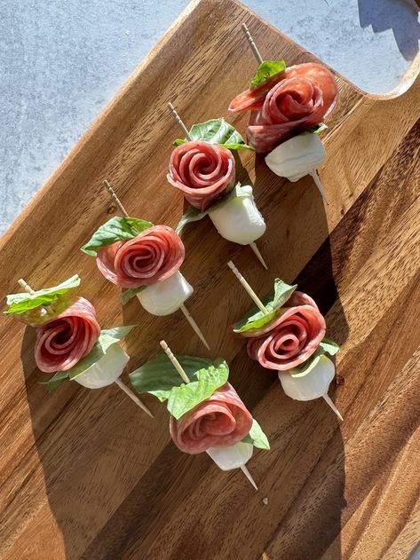 Salami Roses Fairy Party Food Savory, Garden Party Appetizer Ideas, Tea Party Entrees, Rose Food Ideas, Rose Themed Party Food, Salami Rose Caprese Skewers, Flower Shaped Snacks, Floral Themed Appetizers, Flower Party Snacks