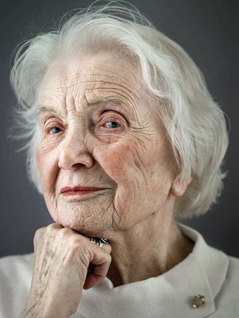 Here's What Happiness Looks Like At 100 Years Old Old Age Makeup, Old Faces, Old Person, Elderly People, Face Photography, Poses References, Old Woman, Trik Fotografi, Old Age