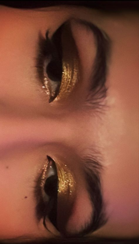 Makeup Pink Eyeshadow, Pink Glossy Lips, Glittery Makeup, Aesthetic Self Care, Cat Eye Look, Gold Makeup Looks, Eyeliner Designs, Gold Eye Makeup, Prom Eye Makeup