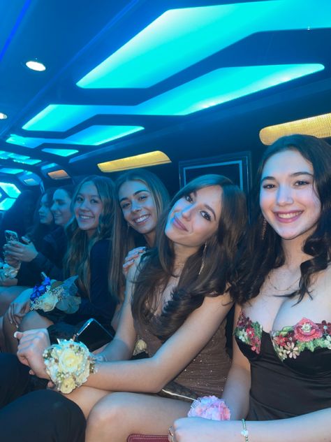 Limo Party Aesthetic, Party Limo Aesthetic, Prom Limo Pictures, Limo Aesthetics, Limo Pics, Prom Limo, Limo Party, Prom Planning, Preppy Prom