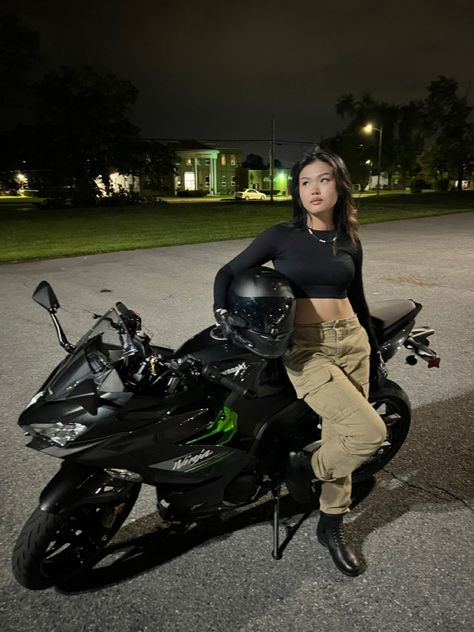 Woman In Motorcycle, Lesbian Motorcycle Fashion, Biker Fit Women, Motorcycle Women Outfits, Motocycle Woman Outfit, Woman Motorcycle Outfit, Kawasaki Ninja Aesthetic, Biker Girl Outfits Aesthetic, Biker Woman Aesthetic