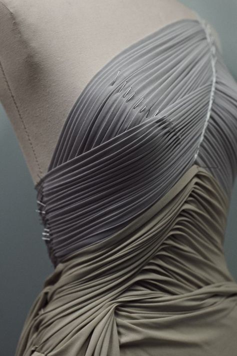 Hand Pleating, Yiqing Yin, Fabric Manipulations, Draping Techniques, Fashion Draping, Madame Gres, Draping Fabric, Draping Fashion, Fashion Design Inspiration