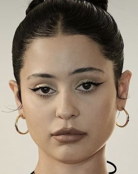 maddy perez make up 90s make up Maddy Makeup, Black Makeup Looks, Brown Girl Makeup, Brown Girls Makeup, Makeup And Hairstyles, Maddy Perez, Euphoria Makeup, Smink Inspiration, Alexa Demie