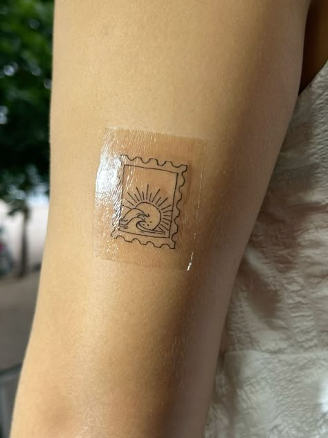 Ocean Horizon Tattoo, Fine Line Sun And Mountain Tattoo, Sunset Stamp Tattoo, Cute Small Beach Tattoos, Small Summer Tattoo Ideas, Beach Tattoo Ideas Sleeve, South East Asia Tattoo Ideas, Hawaii Postage Stamp Tattoo, Starfish Fine Line Tattoo