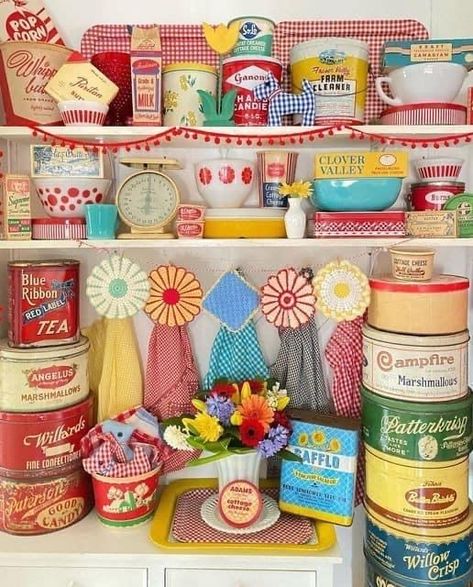 Kitsch Kitchen Decor, Kitchen Shelfie, Trendy Kitchen Decor, Kitschy Kitchen Decor, Pyrex Display, Vintage Kitchen Canisters, Modern Kitchen Lighting, Kitsch Kitchen, Retro Glassware