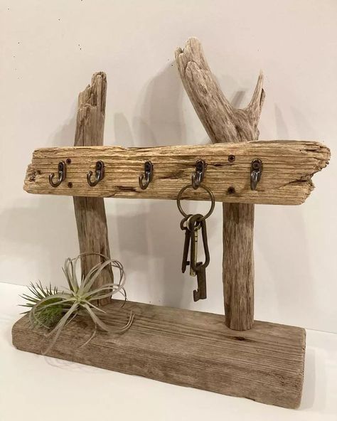 Driftwood Key Holder, Driftwood Projects Unique, Driftwood Decor Ideas, Diy Driftwood Projects, Diy Driftwood Decor, Takken Decor, Driftwood Wall Hanging, Diy Driftwood, Driftwood Mobile