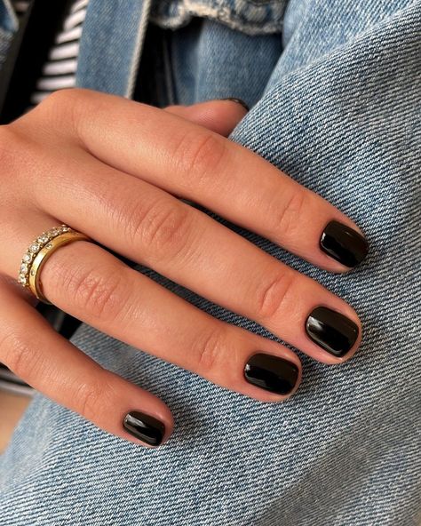 Nail For Engagement Pictures, Black Gel Nails Ideas Short, Dark Colored Short Nails, Simple Nails For Black Dress, Dark Short Manicure, Rounded Square Nails Short, Black Short Nails Aesthetic, Nail Short Black, Short Round Black Nails