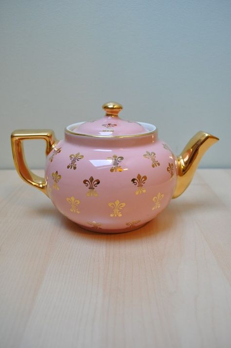 cute fleur de lis teapot Pink Tea Kettle, Pink Tea Pot, Pink Teapot, Tout Rose, Cuppa Tea, Pink Tea, Teapots And Cups, Tea Pots Vintage, Rose Tea