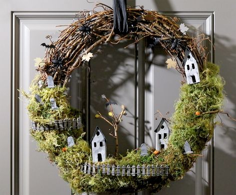 Haunted Mansion Wreath, Diy Halloween Village, Dreams Catcher, Spooky Wreath, Diy Halloween Wreath, Halloween Centerpiece, Fun Halloween Decor, Halloween Village, Halloween Door Decorations