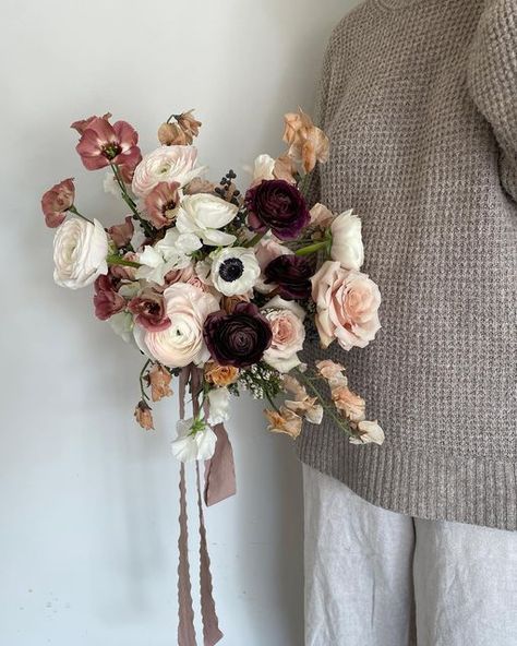 Trille Floral, Moody Wedding Flowers, Pretty Bouquets, Bouquets Ideas, Romantic Wedding Flowers, Romantic Bouquet, Winter Bouquet, Winter Wedding Colors, Winter Wedding Flowers