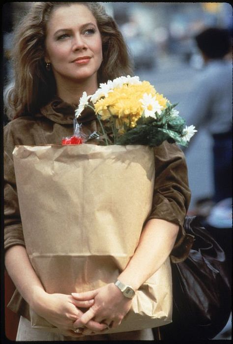 Kathleen Turner in Romancing the Stone (1984) Peggy Sue Got Married, Actors Then And Now, Katharine Ross, Kathleen Turner, Kibbe Dramatic, 1980s Movies, Romancing The Stone, Candice Bergen, Classic Hollywood Glamour