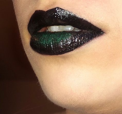 Black And Green Lipstick, Dark Green Lipstick, Maryam Core, Lips Ideas, Halloween Lipstick, Ombre Lips Tutorial, Kanaya Maryam, Hairstyles Elegant, Brandon Rogers