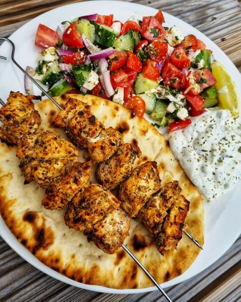 SJ - Portsmouth UK Foodie 💙 on Instagram: “Chicken Souvlaki & Greek Salad 🇬🇷 Reliving my Kefalonia holiday with dinner tonight 🥰 Greek food is always next level 👌 For two people -…” Medditeranean Party Food, Greek Catering Ideas, Food From Greece, Greek Food Authentic, Greek Dinner Aesthetic, Greek Food Board, Modern Greek Food, Greek Inspired Dinner Party, Healthy Kebab Recipes