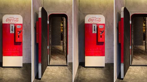 This vintage Coke vending machine is actually the door to a hidden speakeasy Speakeasy Door, Coke Machine, Hidden Room, Basement Entrance, Secret Passage, Secret Doors, Speakeasy Bar, Hidden Doors, Hidden Bar