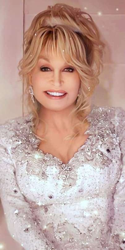 Dolly Parton Hairstyles, Dolly Parton Pics, White Limozeen, Dolly Parton Wigs, Dolly Hair, Dolly Parton Costume, Satijnen Blouses, Fem Fem, Dolly Pardon