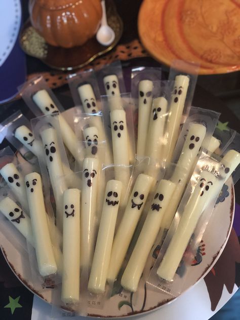 Halloween cheese ghost snacks Cheese Stick Halloween Treat, Halloween Snacks For Kindergarten Party, Halloween Kindergarten Snacks, Cheese Stick Ghosts, String Cheese Ghost, Kindergarten Halloween Party Snacks, Ghost Cheese Sticks, Halloween String Cheese, Halloween Mozzarella Sticks