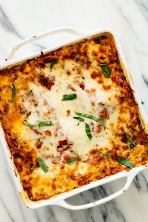 This amazing veggie lasagna recipe will please the carnivores in your life! It's cheesy, delicious and loaded with vegetables and spinach. Lasagna Healthy, Veggie Lasagna Recipe, Meatless Lasagna, Baked Lasagna, Eggplant Lasagna, Veggie Lasagna, Vegetarian Lasagna, Vegetable Lasagna, Cooked Veggies