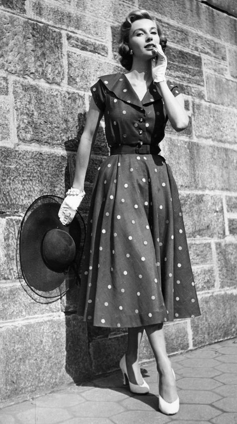 1950s Fashion Photos and Trends - Fashion Trends From The 50s #FashionTrendsDresses 60s Fashion Trends, Jacques Fath, Fashion 50s, Model Citizen, Dresses 1950s, 1950s Dresses, Club Fashion, 1950 Fashion, Vintage Fashion 1950s