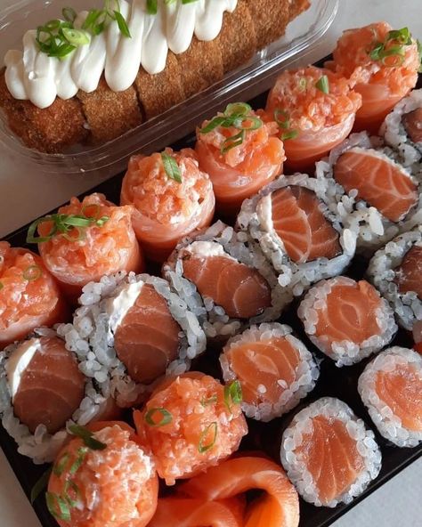 Sushi Dinner, Sushi Recipes, God Mat, Think Food, Sushi Rolls, Food Obsession, Finger Food, Pretty Food, Food Cravings