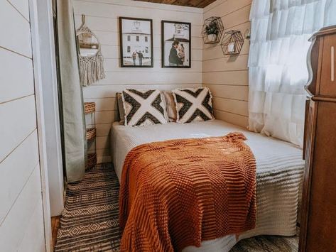 Farmhouse Shed, Shed To House, Tiny Shed, Small Bedroom Decorating Ideas, Small Bedroom Decorating, Shed Conversion, Tiny Bedroom Design, Design Ložnic, Shed Tiny House