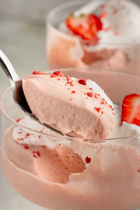 Vegan Strawberry Mousse, Vegan Strawberry Recipes, Vegan Strawberry Dessert, Vegan Summer Desserts, Quick Vegan Dessert, Quick Vegan Desserts, Simple Vegan Dessert, Strawberry Mousse Recipe, Vegan Mousse