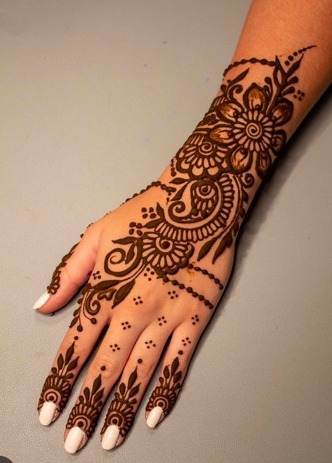 Henna Thigh Tattoo, Henna Patterns Hand, Henna Hand Tattoos, How To Do Henna, Magic Tattoo Ideas, Design Mehendi, Tattoos Black Women, Tattoo Designs Hand, Henna Inspired Tattoos