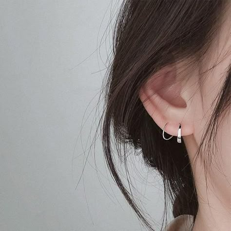 Double Ear Piercing Ideas Aesthetic, Double Lobe Piercing Ideas, Double Ear Piercings, Earrings Small Hoop, Double Piercing, Helix Hoop, Double Hoop Earrings, Piercing Inspo, Helix Earrings