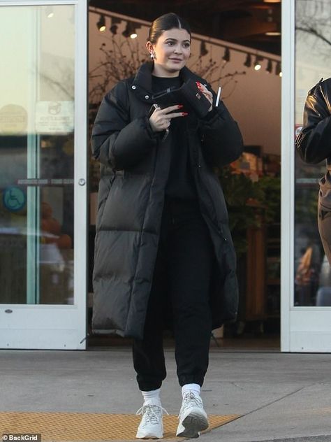 Tomboy Baddie, Kylie Jenner Outfits Casual, Kylie Jenner Street Style, Look Kylie Jenner, Trajes Kylie Jenner, Estilo Kylie Jenner, Puffer Jacket Outfit, Kylie Jenner Look, Long Puffer Jacket