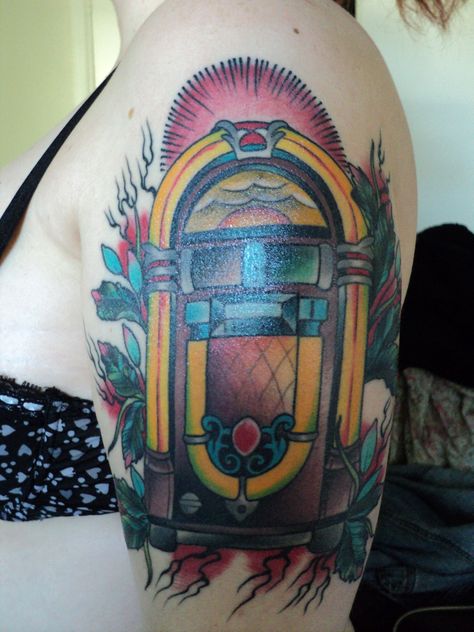 Jukebox by Cesare Ciffer Juke Box Tattoo, Jukebox Tattoo, Tattoo For Mum, Traditional Tattoo Music, Record Player Tattoo, Traditonal Tattoo, Rockabilly Tattoos, Americana Tattoo, Cowboy Tattoos