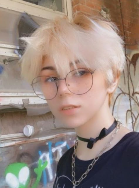 Cool Short Hairstyles Nonbinary, Pixie Cut Blonde Highlights, Femboy Hair Ideas, Short Masculine Haircut, Gender Neutral Haircut Round Face, Blonde Nonbinary, Short Hair Nonbinary, Non Binary Haircuts Straight Hair, Short Hair Styles Trans Masc