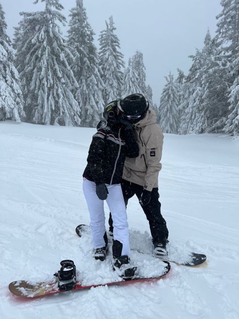 Couples Snowboarding Aesthetic, Snow Board Couple, Ski Date Aesthetic, Snowboarding Couple Aesthetic, Snowboard Couple Pictures, Snowboard Boyfriend, Snowboarding Couple Pictures, Ski Couple Aesthetic, Ski Trip Couple