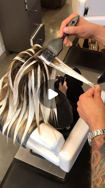 Alfredo Lewis on Instagram: "🔉 ba•lay•age / balāýäZH/ • noun  Definition: a technique for highlighting hair in which the dye is painted on in such a way as to create a graduated, natural-looking effect.   The word balayage is a French word that means to sweep. It was the first “technique” that I was taught. The first salon that I worked at was a French salon in Beverly Hills in the 90’s. We had over 20 hair color specialists in which ONLY one used foils. My how times have changed! This is still my favorite technique to do, but it’s not for everyone. I used to trip out when people started calling what I call teasy lights, foilayage, slices, and even air touch balayage 😂, but then I realized something. At the end of the day technique names are for the hairstylist not the client. It is our Highlights To Balayage Transition, Hair Highlight Techniques, How To Put Highlights In Hair At Home, How To Do Highlights At Home With Foil, Fast Balayage Technique, French Balayage Blonde, Free Hand Balayage, Balayage Hair Blonde Technique, Smokey Beige Balayage